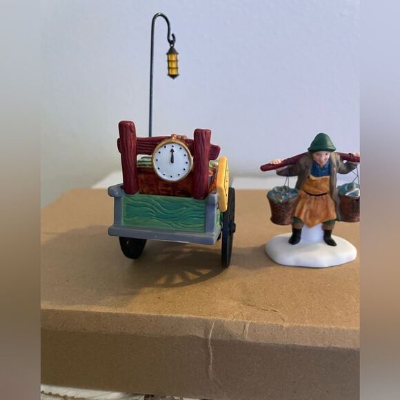 Department 56 Fishmonger and cart - Picture 2 of 8